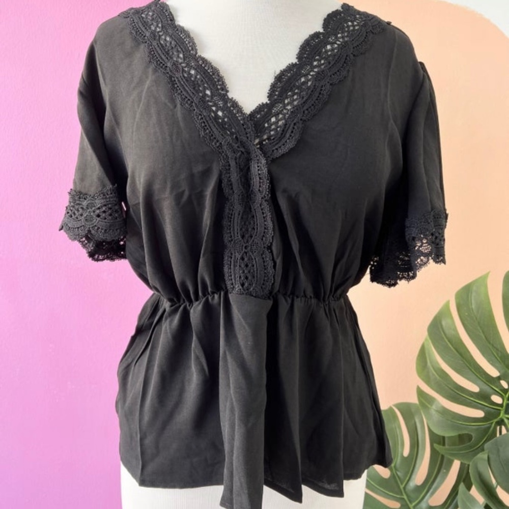 No label SZ S Black vneck front and back lace short sleeve peplum top